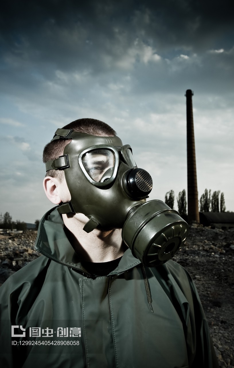 面具之下 一幅防毒面具肖像的隐喻与沉思